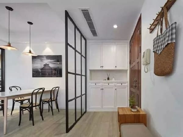 Cửa chính đối diện nhà vệ sinh