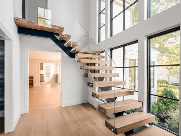 Ánh sáng và màu sắc cầu thang