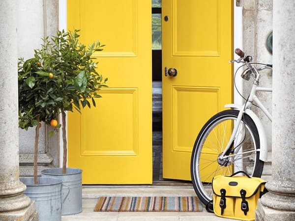 Phong thủy màu sơn cửa chính tránh màu vàng