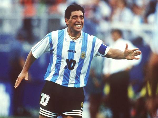 diego-maradona-mang-ao-so-10
