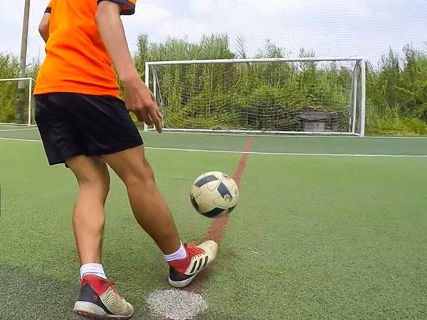 Kỹ thuật sút bóng nửa này thường được sử dụng khi nào