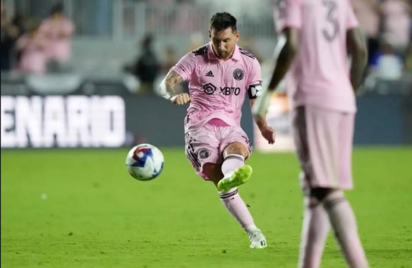 Messi sút phạt trong màu áo Inter Miami